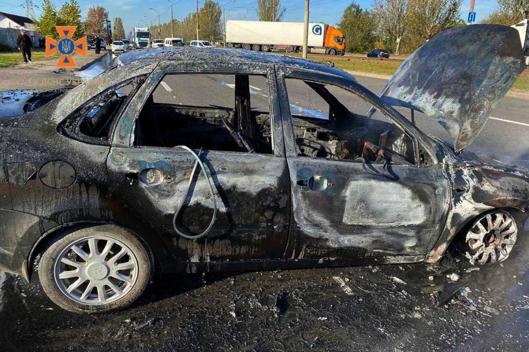 У Дніпрі рятувальники загасили легковий автомобіль, шо загорівся (Фото) - рис. 1