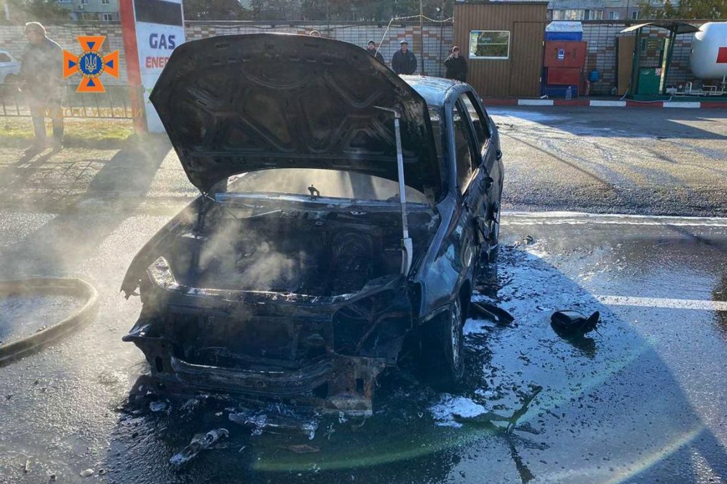 У Дніпрі рятувальники загасили легковий автомобіль, шо загорівся (Фото) - рис. 2
