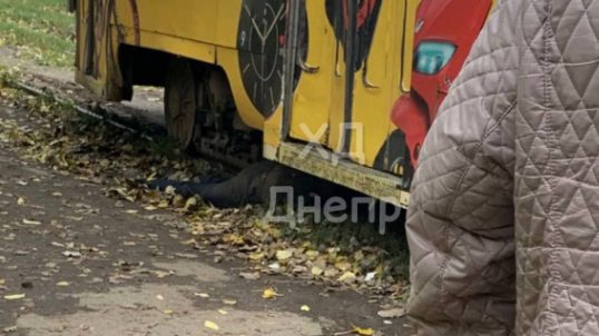 Загинув на місці: у Дніпрі трамвай переїхав чоловіка (Фото) - рис. 3