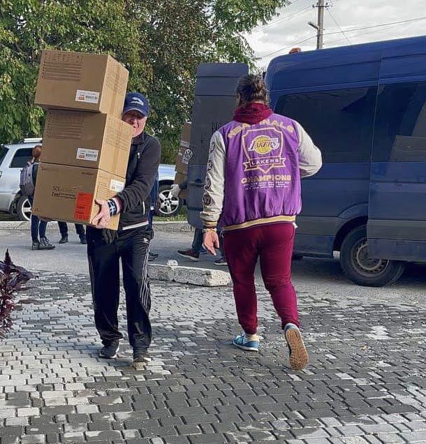 Волонтери Дніпра передали медичний вантаж лікарням міста та області (Фото) - рис. 1