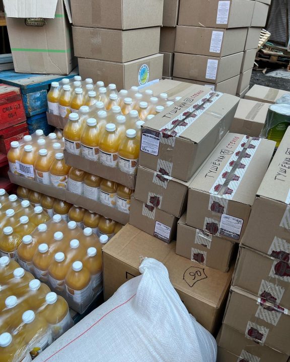 Волонтеры Днепра передали военным и гражданским большой продуктовый груз (Фото) - рис. 13