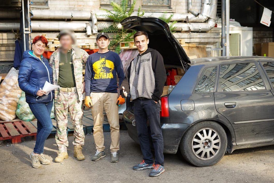 Волонтеры Днепра передали военным и гражданским большой продуктовый груз (Фото) - рис. 7