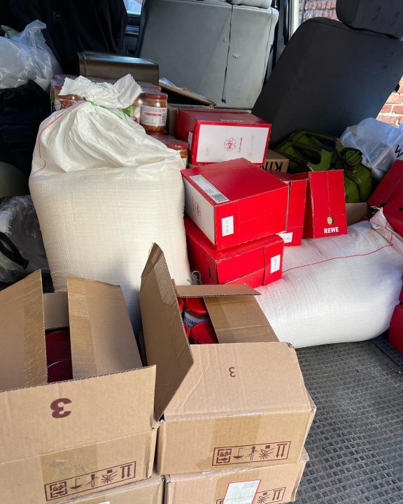 Волонтеры Днепра передали военным и гражданским большой продуктовый груз (Фото) - рис. 9