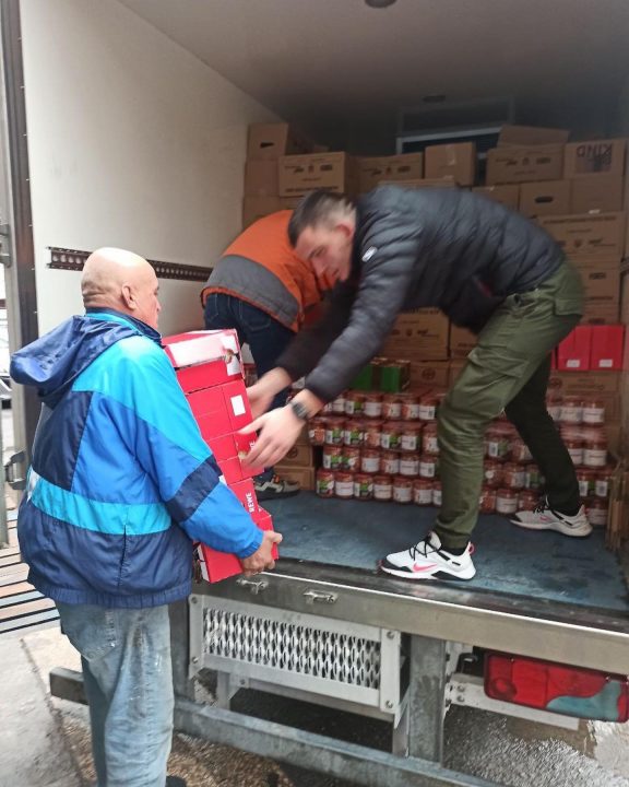 Волонтери Дніпра відправили великий гуманітарний вантаж для військових та переселенців - рис. 1