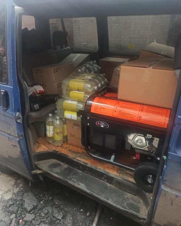 Волонтери Дніпра передали на фронт автівку, генератор, продуктові та медичні вантажі (Фото) - рис. 14