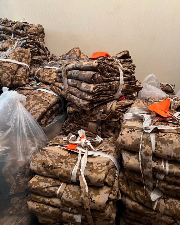 Форма, продукти, генератори, сонячні батареї: чергова допомога волонтерів із Дніпра (Фото) - рис. 1