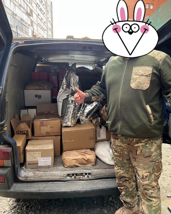 Волонтеры Днепра отправили военным большой груз продуктов и медикаментов (Фото) - рис. 1