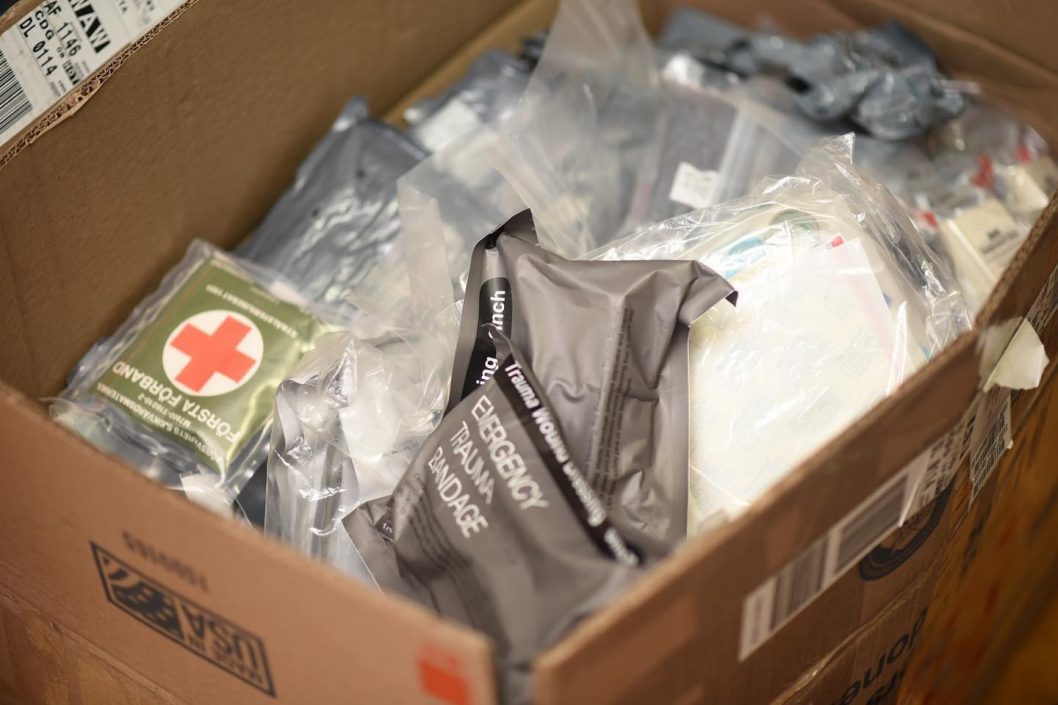 Волонтеры Днепра отправили военным большой груз продуктов и медикаментов (Фото) - рис. 3