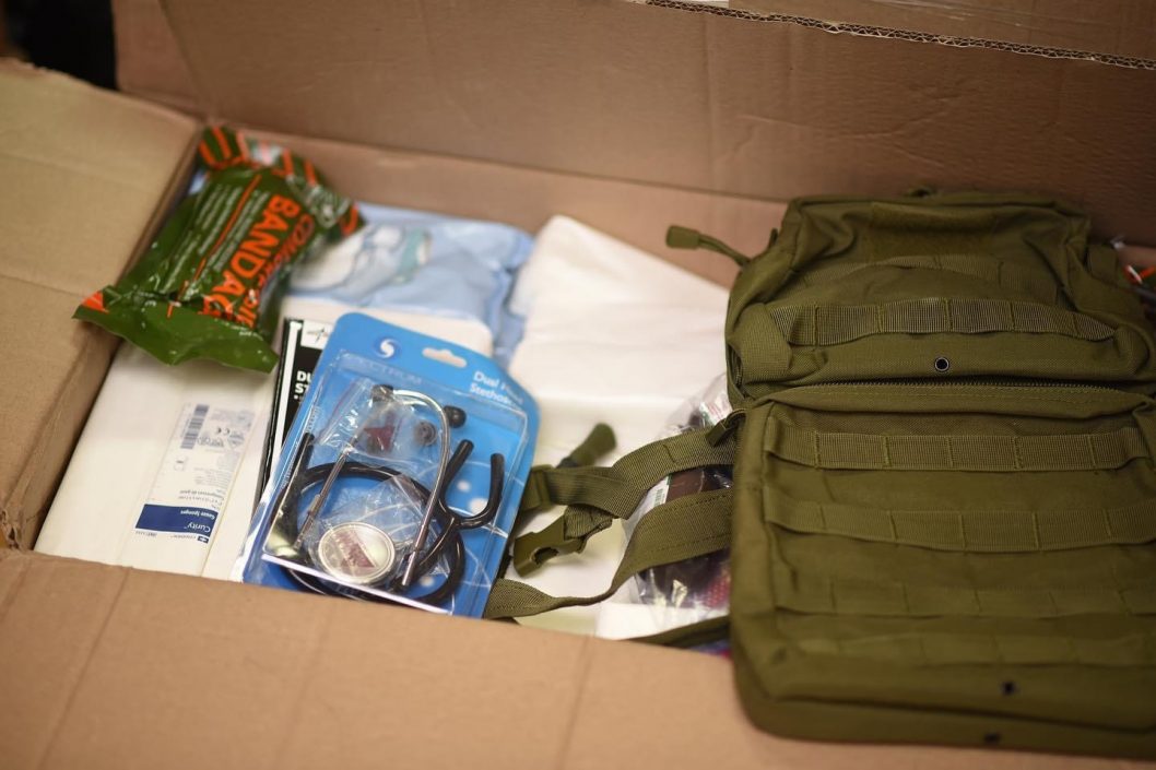 Волонтеры Днепра отправили военным большой груз продуктов и медикаментов (Фото) - рис. 6