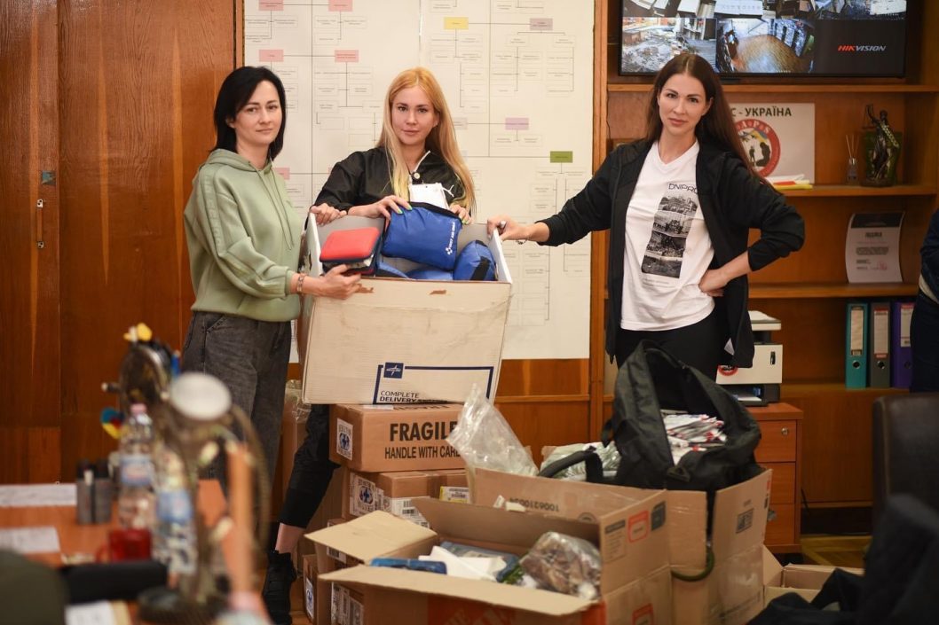 Волонтеры Днепра отправили военным большой груз продуктов и медикаментов (Фото) - рис. 7