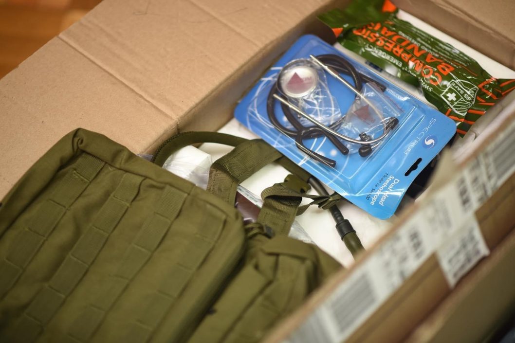 Волонтеры Днепра отправили военным большой груз продуктов и медикаментов (Фото) - рис. 8