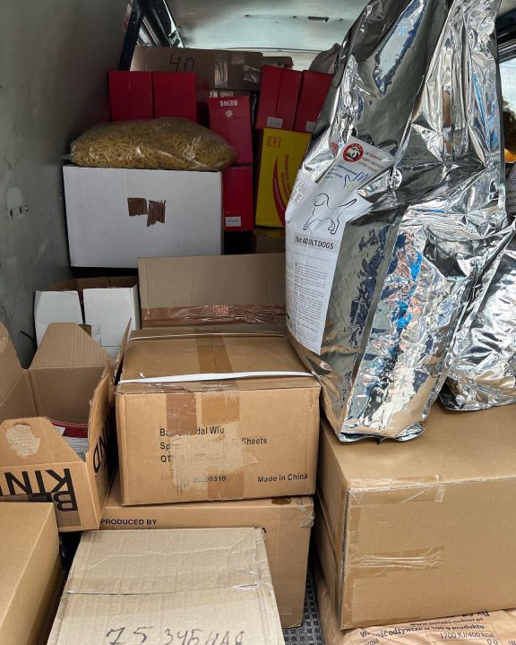 Волонтеры Днепра отправили военным большой груз продуктов и медикаментов (Фото) - рис. 2