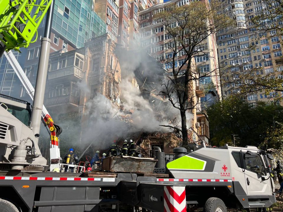 В Киеве из-под завалов дома, обрушившегося в результате удара дрона, достали тела двух погибших (Фото) - рис. 2