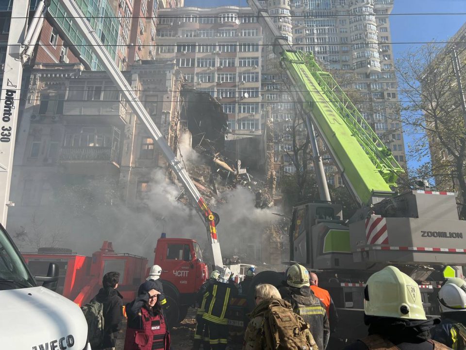 В Киеве из-под завалов дома, обрушившегося в результате удара дрона, достали тела двух погибших (Фото) - рис. 5