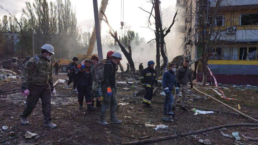 12 людей загинуло, 49 поранено: наслідки нічних ракетних ударів по Запоріжжю (Фото) - рис. 1