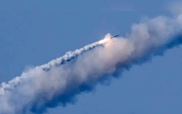 Оккупанты РФ на рассвете ударили ракетами по Запорожью: есть пострадавшие - рис. 1