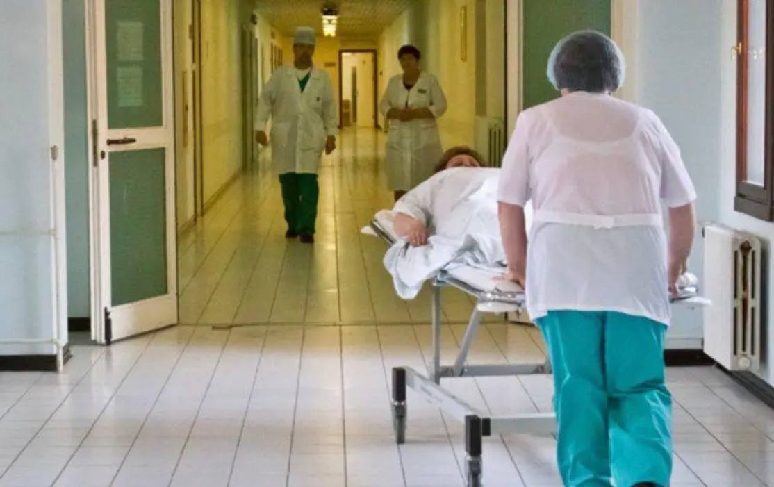 У Дніпрі чоловік оселився у лікарні та доводить персонал: їм зайнялися правоохоронці - рис. 1