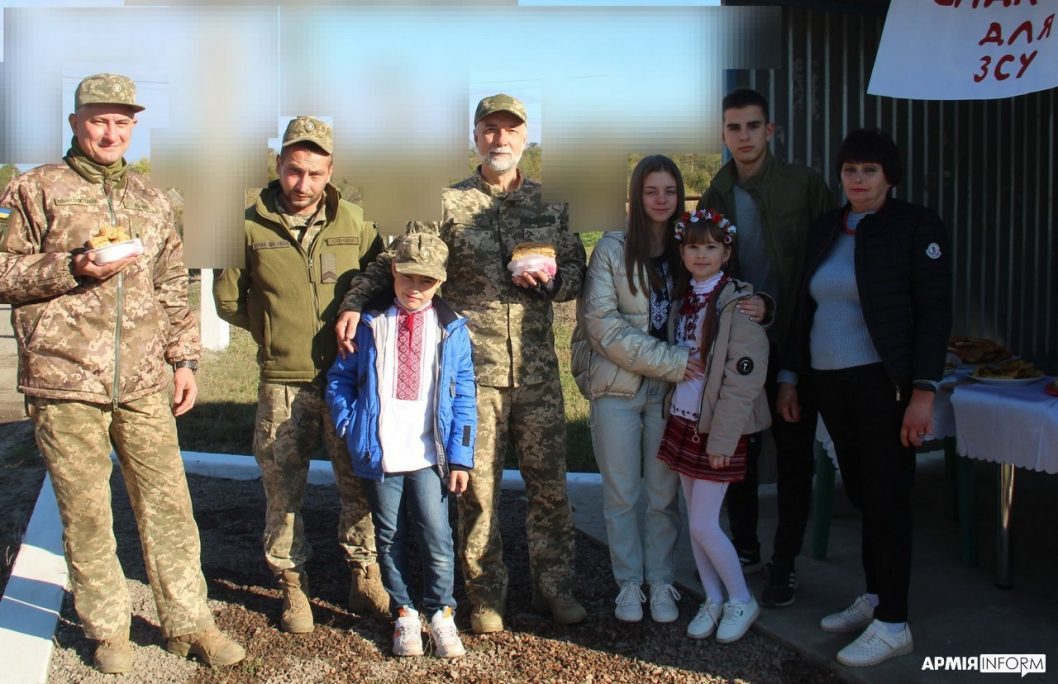 В селе Ганновка на Днепропетровщине дети угощали сладостями защитников Украины - рис. 3