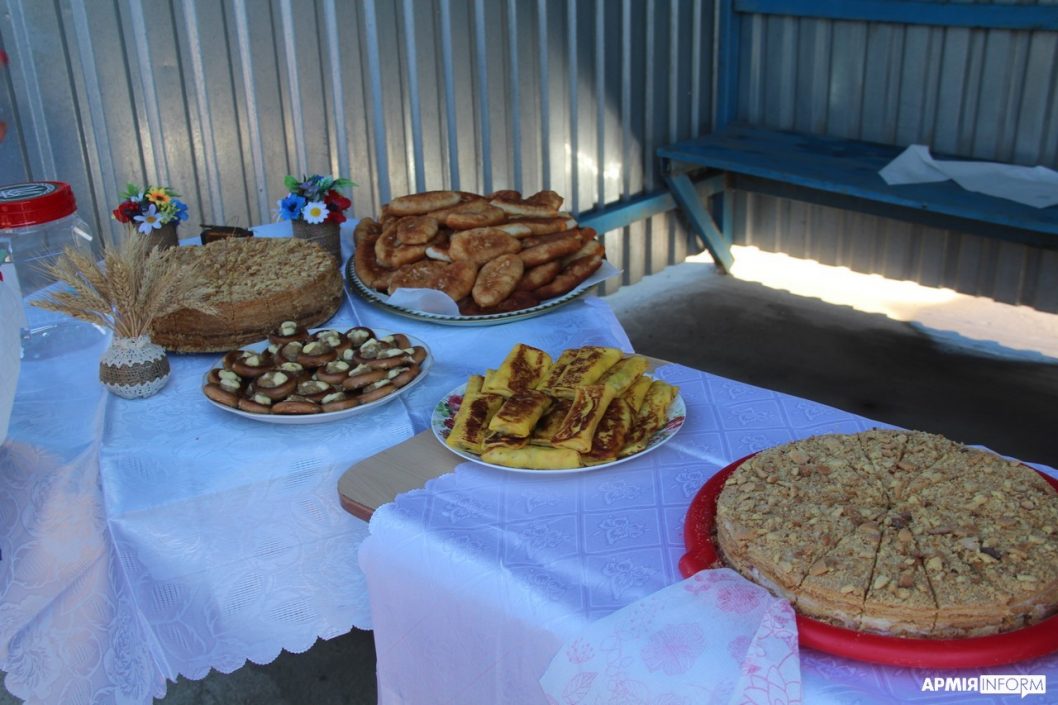В селе Ганновка на Днепропетровщине дети угощали сладостями защитников Украины - рис. 1
