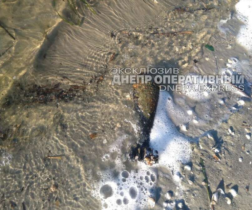 В Днепре на берегу реки обнаружили ноутбуки, зажигалки и минометную мину (Фото) - рис. 1