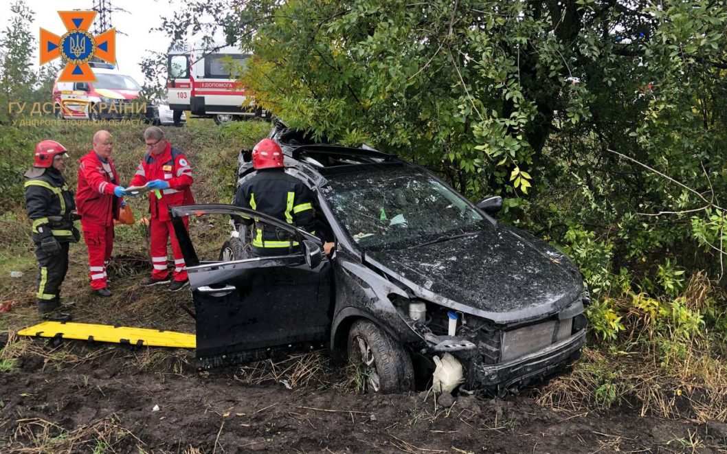 Авария на трассе в Днепровском районе: водителя и пассажира зажало в автомобиле - рис. 1