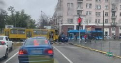 В Днепре на проспекте Яворницкого столкнулись трамвай и авто: движение затруднено - рис. 1