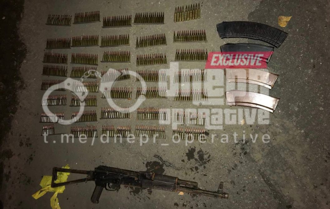 В Днепре возле одного из мостов прохожий нашел рюкзак с оружием и боеприпасами - рис. 1