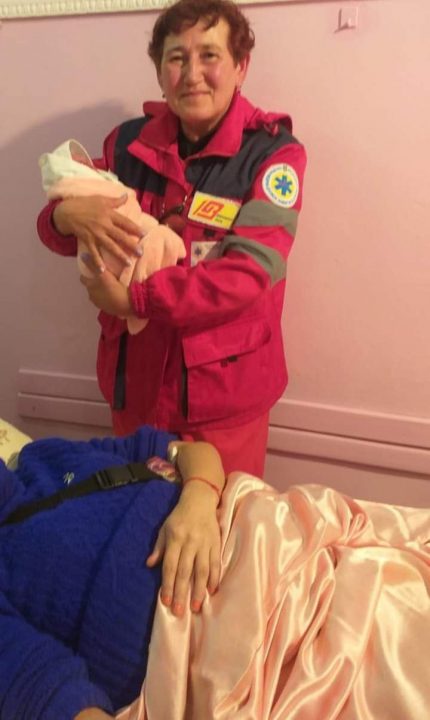 Роды по дороге в больницу: в Павлограде фельдшер скорой спасла новорожденную с обвитием пуповиной - рис. 1