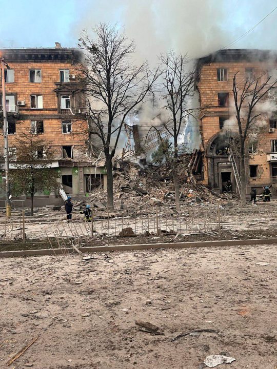 Российские оккупанты нанесли 7 ракетных ударов по многоэтажкам Запорожья: есть погибшие и пострадавшие, среди них дети - рис. 1