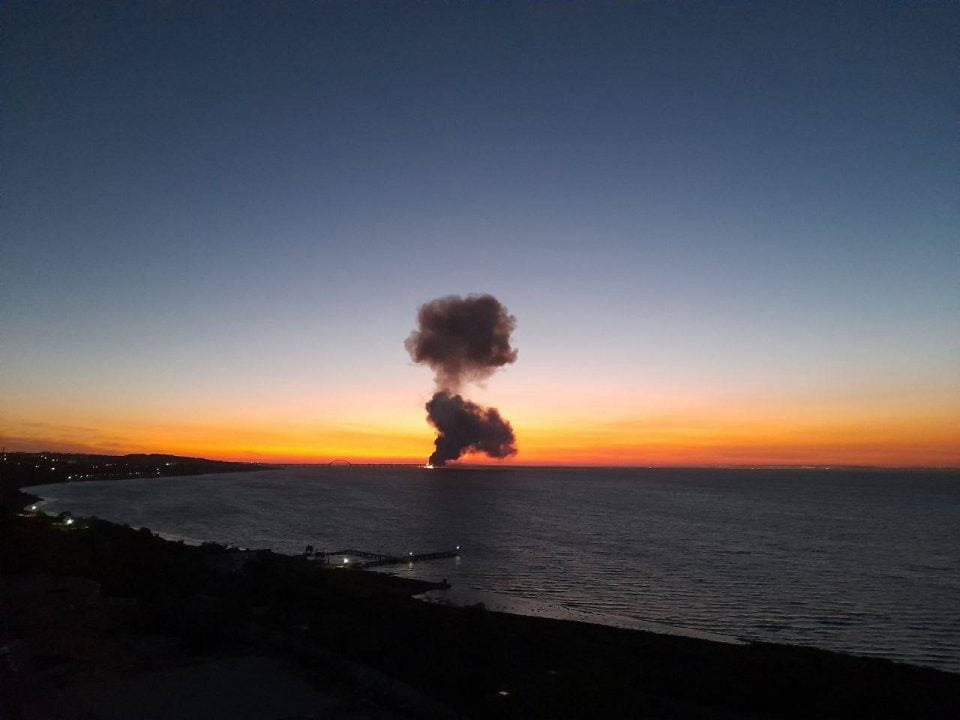 Подробности масштабного пожара на Крымском мосту: горят цистерны с топливом (Фото/Видео) - рис. 2