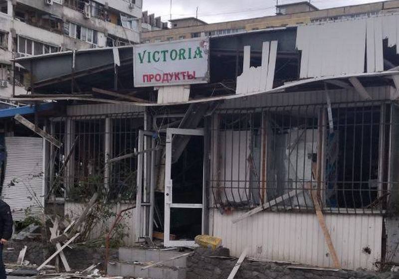 В домах вылетели окна, повреждены магазины и авто: последствия ракетных ударов по Днепру - рис. 2