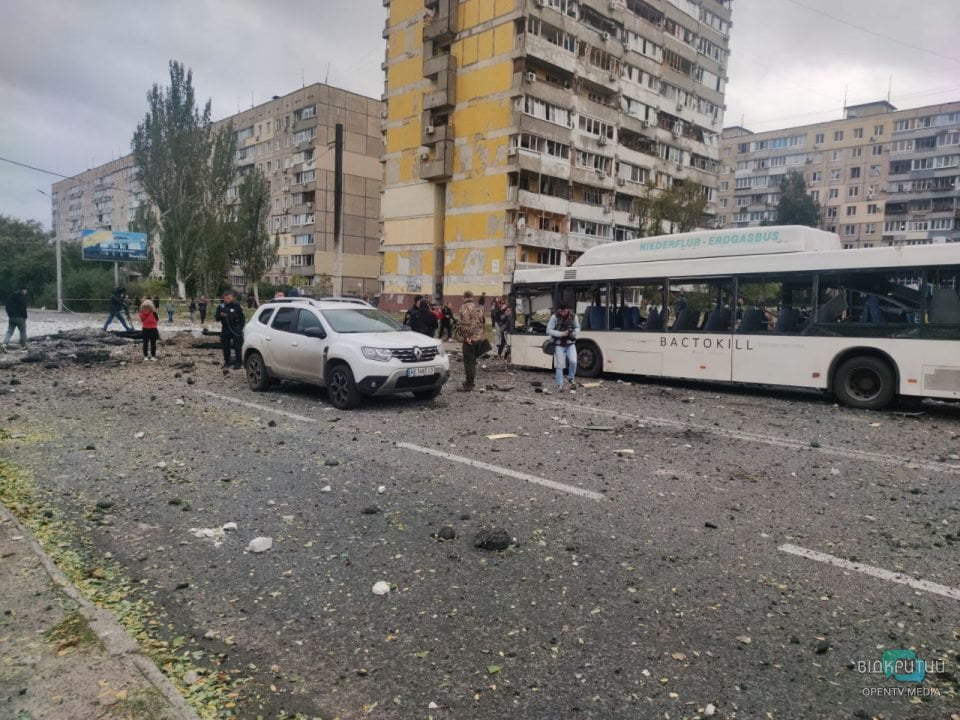 У будинках повилітали вікна, понівечені магазини і авто: наслідки ракетних ударів по Дніпру