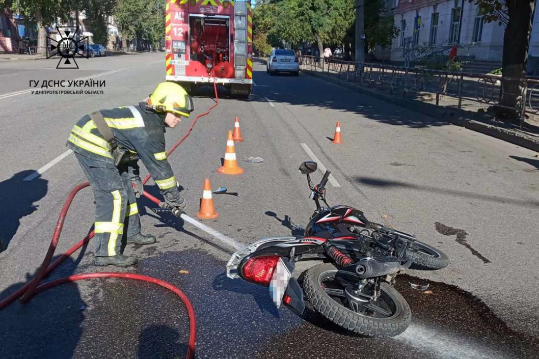 В Кривом Роге мотоциклист на большой скорости сбил женщину - рис. 1