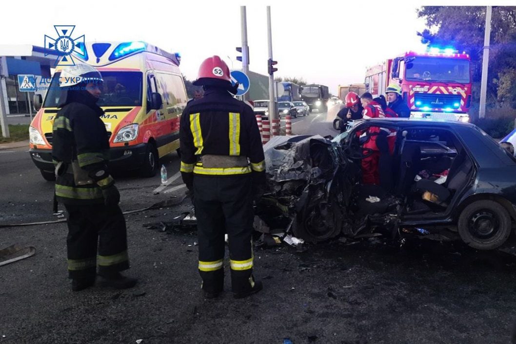 Смертельна аварія у Дніпрі: рятувальники діставали тіло водія з понівеченої автівки - рис. 2