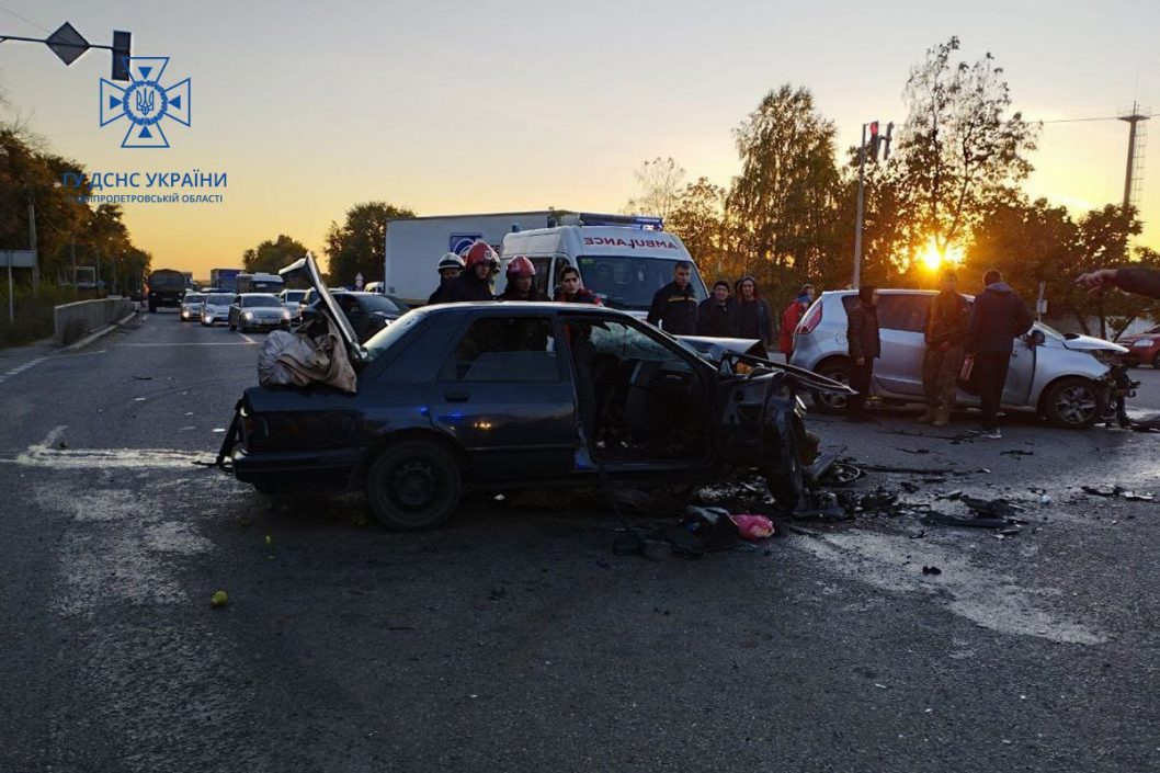 Смертельна аварія у Дніпрі: рятувальники діставали тіло водія з понівеченої автівки - рис. 3
