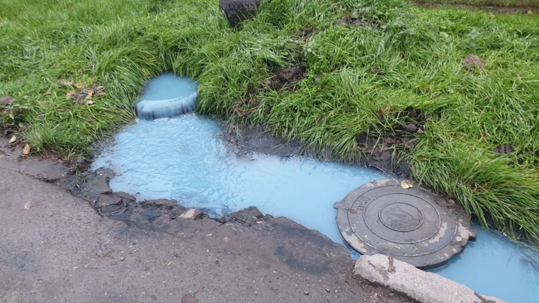 В Днепре появился ручей с голубой водой неизвестного происхождения - рис. 1