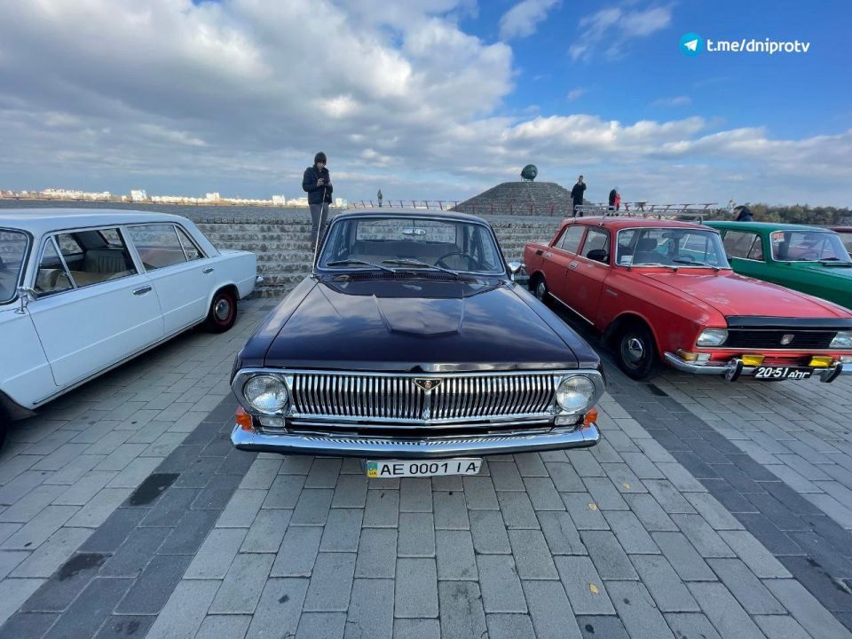 На Набережной в Днепре устроили праздничную выставку ретро-автомобилей ко Дню автомобилиста - рис. 2