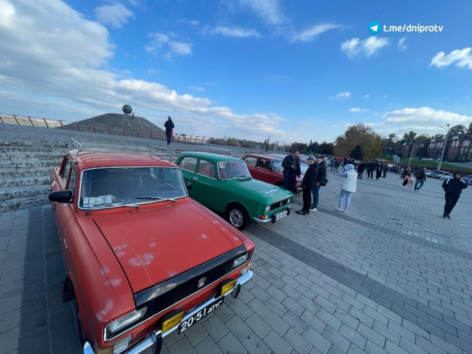 На Набережной в Днепре устроили праздничную выставку ретро-автомобилей ко Дню автомобилиста - рис. 1
