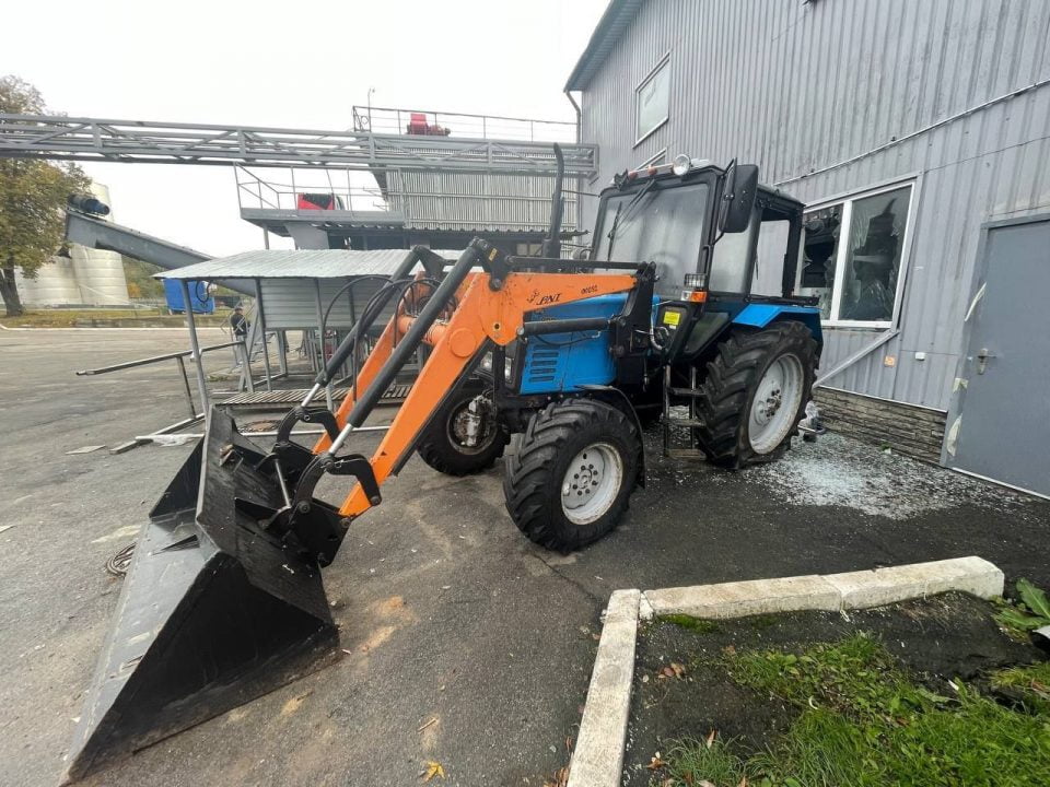 Поліція Дніпропетровщини показала наслідки нічного обстрілу Нікопольського району (Фото) - рис. 3