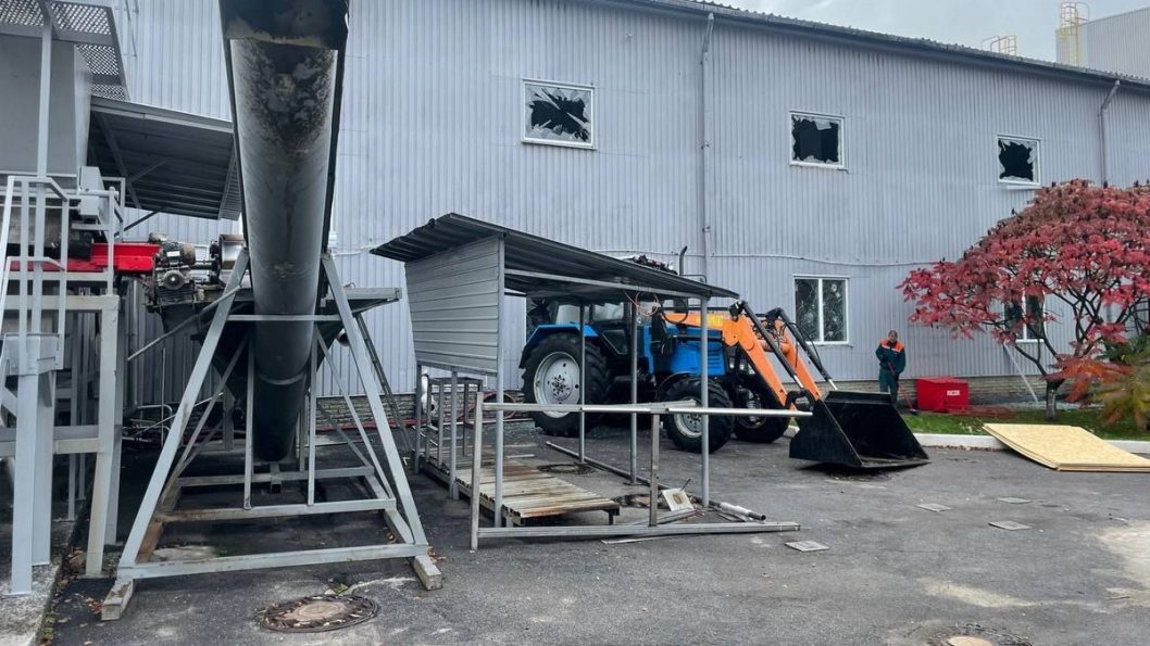 Поліція Дніпропетровщини показала наслідки нічного обстрілу Нікопольського району (Фото) - рис. 4