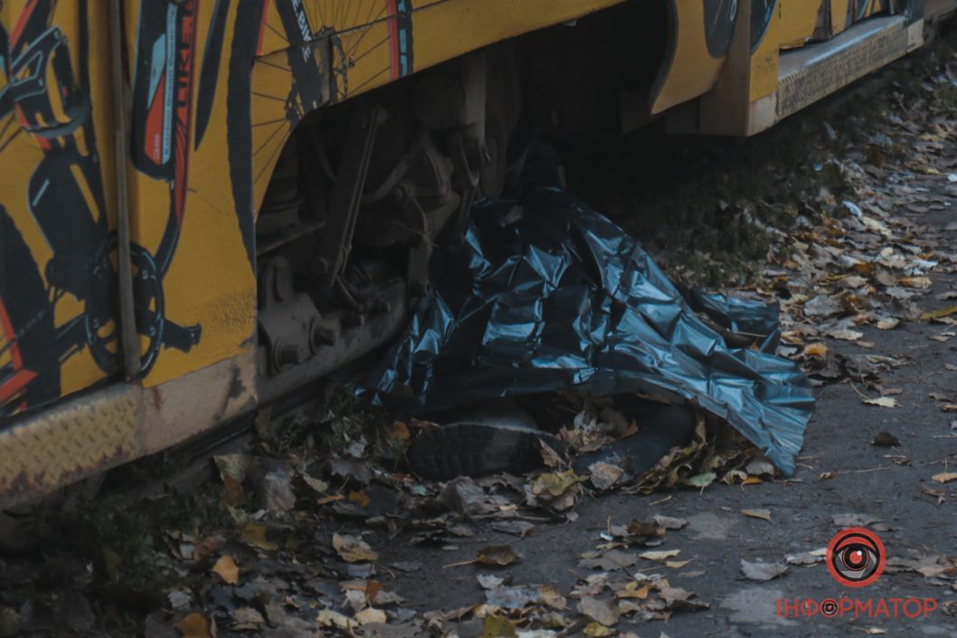 Загинув на місці: у Дніпрі трамвай переїхав чоловіка (Фото) - рис. 2
