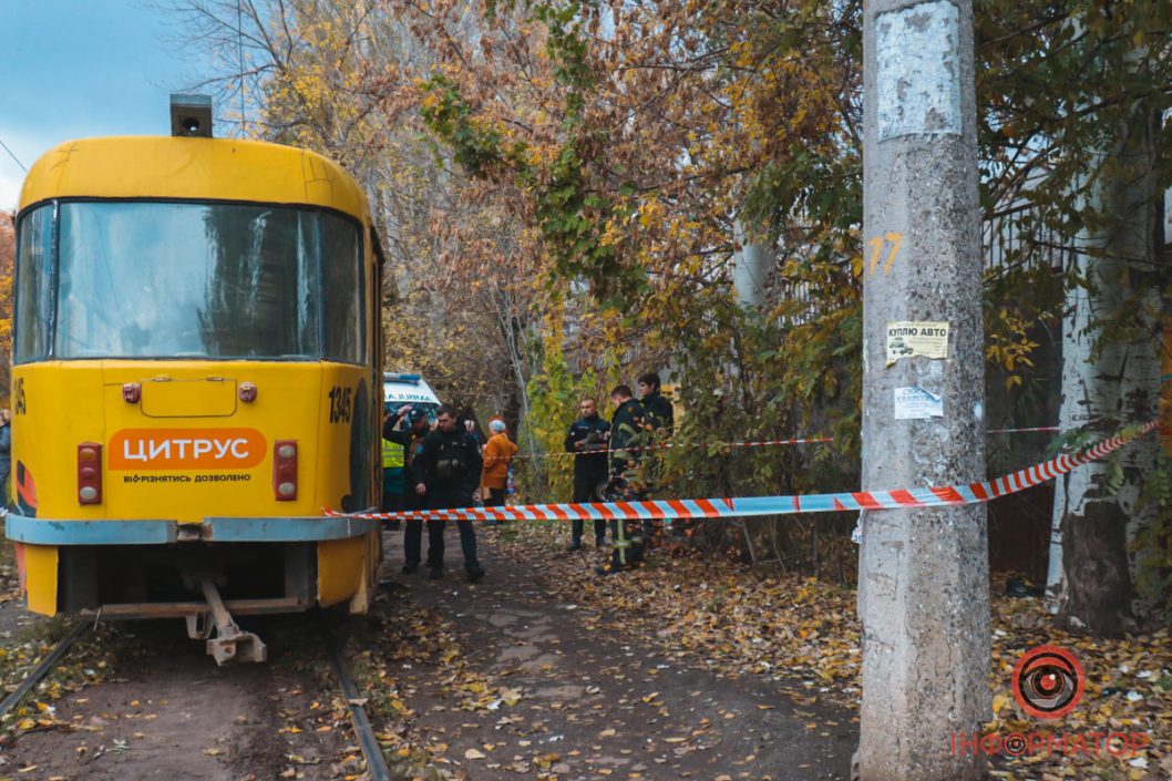 Загинув на місці: у Дніпрі трамвай переїхав чоловіка (Фото) - рис. 1