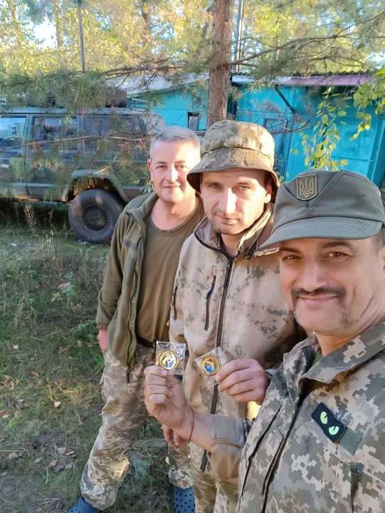 Военнослужащий из Никополя показал награду за освобождение Лимана - рис. 2