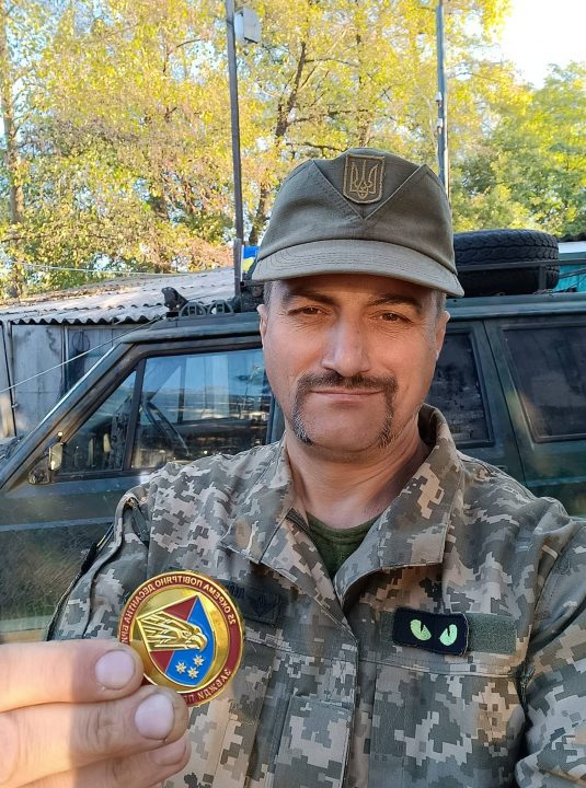 Военнослужащий из Никополя показал награду за освобождение Лимана - рис. 3