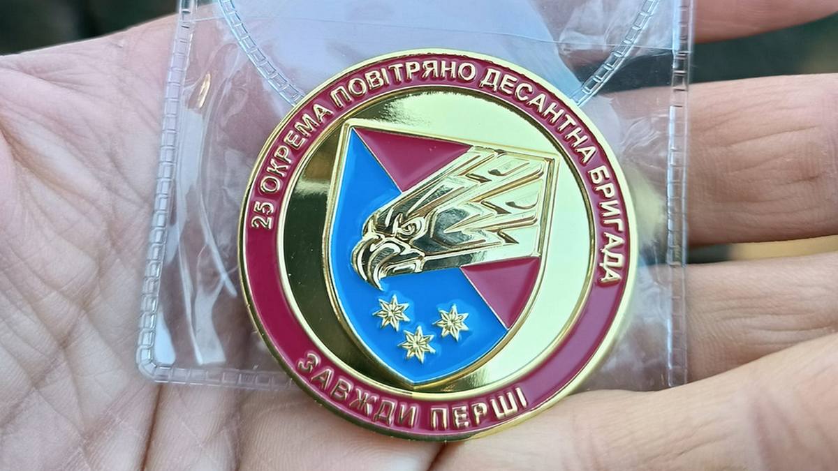Военнослужащий из Никополя показал награду за освобождение Лимана - рис. 1