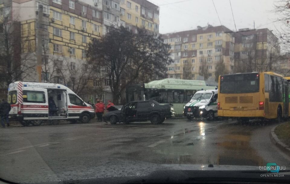 Зіштовхнулись автобус з пасажирами та легковик: у Дніпрі сталася аварія - рис. 1