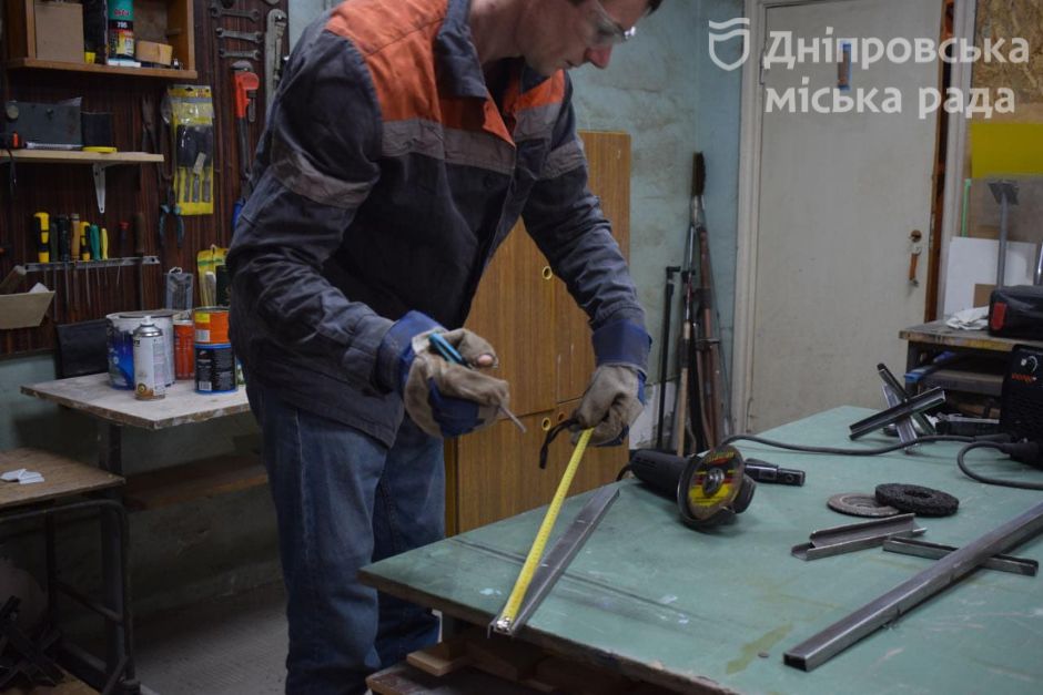 В Днепре создают сувенирные противотанковые ежи, которые можно приобрести за донат для ВСУ - рис. 3