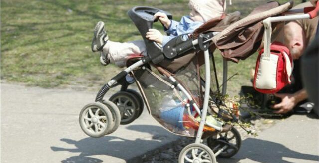 В Днепре пьяная мать опрокинула детскую коляску с собственным ребенком: что решил суд - рис. 1