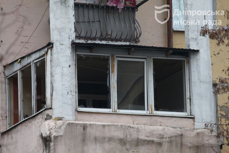 Відновлюють опалення, покрівлю та вікна: у Дніпрі комунальники ліквідовують наслідки ракетного удару - рис. 8