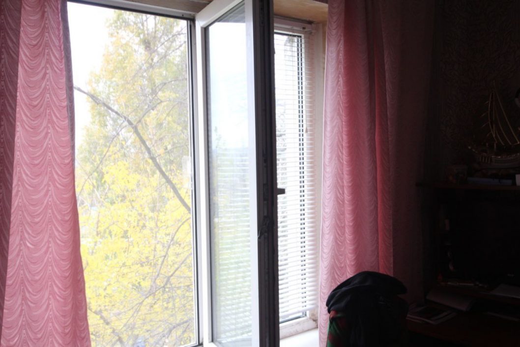 У дніпровських будинках ОСББ продовжують замінювати вікна після ракетних ударів  - рис. 5